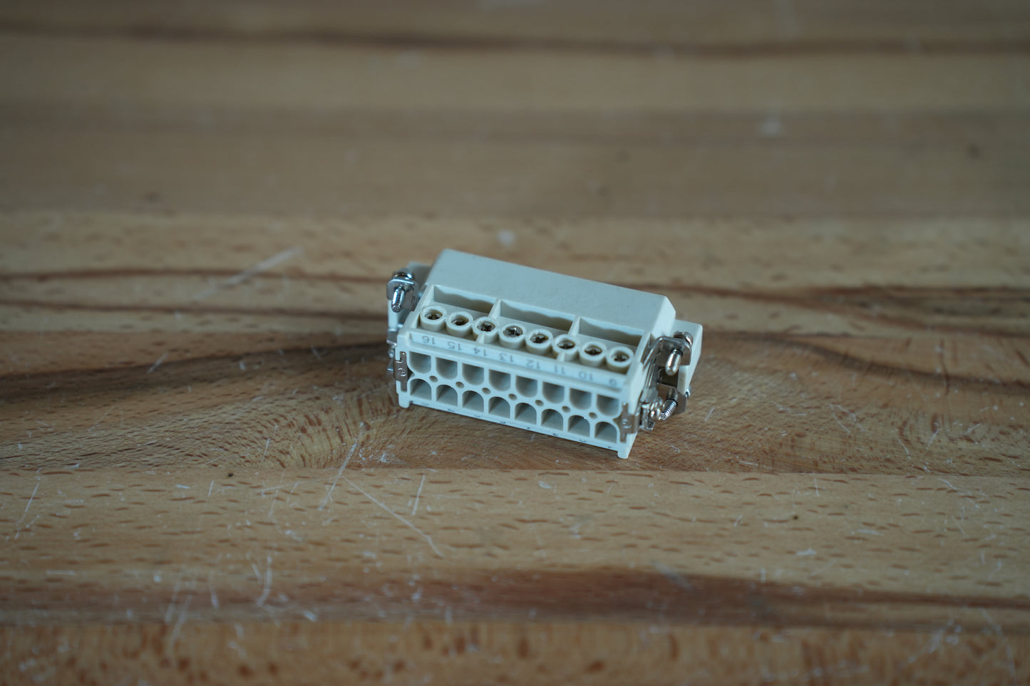 16 Port Filler Head Connector (male)