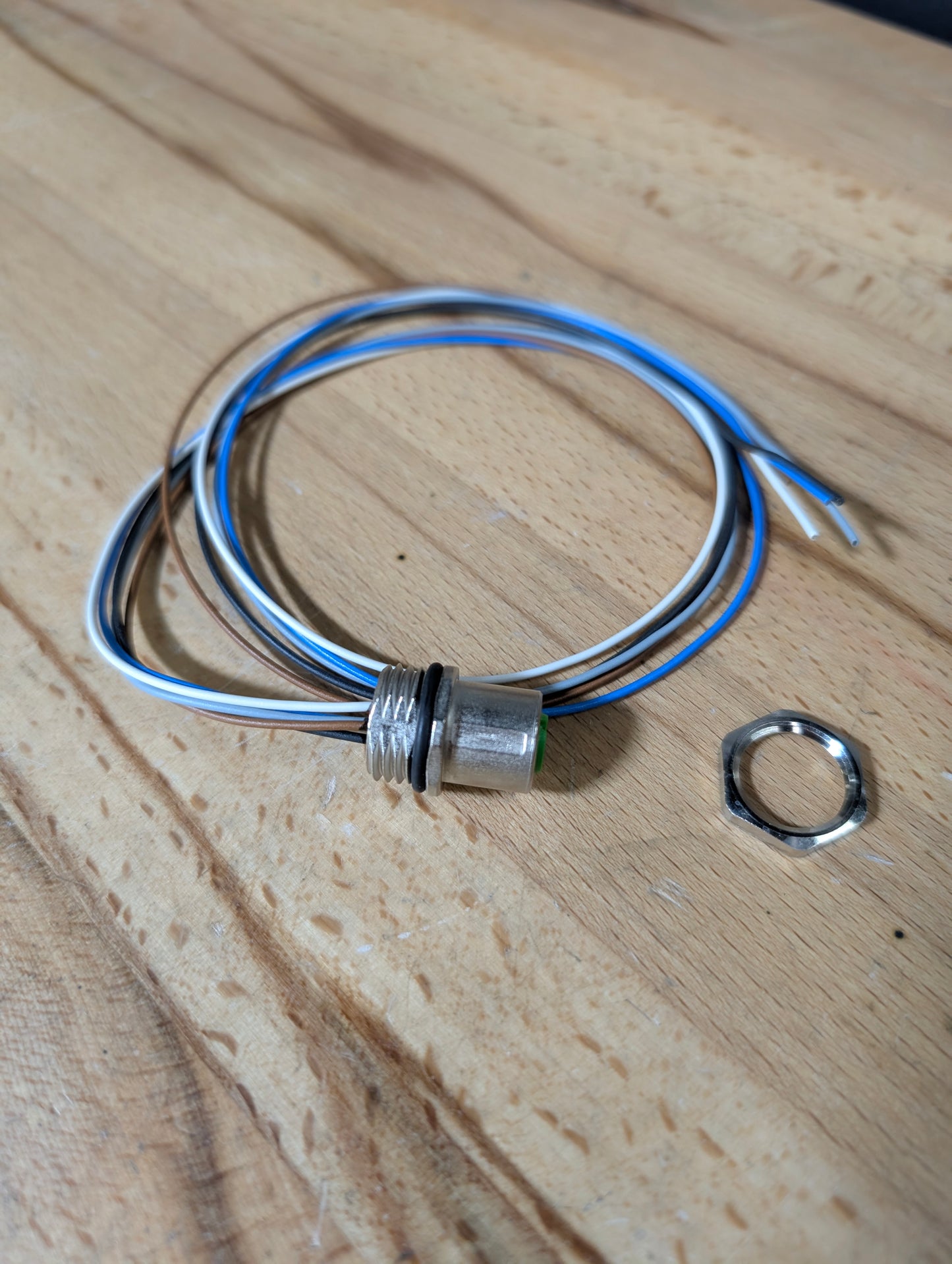 Float wire bulkhead connector